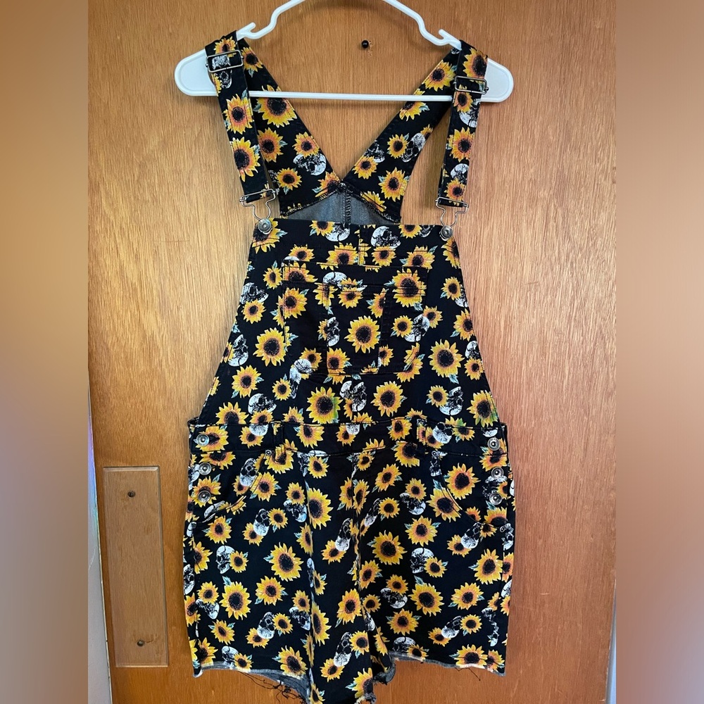 HT denim shortall skull and sunflower print size XL w/ pockets & frayed hem